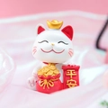 Gatto portafortuna bianco con lingotti d'oro e striscione rosso 'Ping An' su seta rosa - 8040 Gatto portafortuna pace