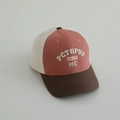 Dettaglio della scritta ricamata su cappellino in cotone con pannelli tricolore - 52-54cm (3-8 Anni) / Rosso Mattone