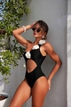 Dettaglio del costume monospalla con fiori 3D bianchi e aperture laterali sulla vita - S / Nero