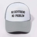 Grijs-witte trucker pet met NO BOYFRIEND NO PROBLEM tekst en mesh achterkant design - Eén maat / Grijs