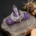 Dettaglio dei cristalli viola e decorazione lunare sul pettine per capelli in argento - Cristallo Viola Chiaro + Luna Vuota