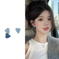 Orecchini a cuore blu in smalto dorato mostrati su modella e con vista del prodotto - Stile Cuore Sfumato / Oro Blu Clip