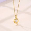 Detalle de un collar floral dorado con circonita central sobre una tela suave - Dorado