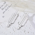 Orecchini pendenti geometrici in argento con nappe lunghe esposti su pietra bianca - Argento