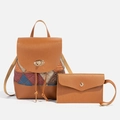 Sac à dos en cuir marron à motifs losanges et petite pochette assortie avec dragonne - Fauve