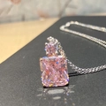 Detalle de un colgante con piedra rosa de corte radiante y cadena de plata fina - Estilo de Gema Rosa Cuadrada / Galvanizado en Dos Tonos (Rosa)