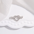 Makro-Detail von S925 Silber Herzperlenverschluss mit weißen Zirkonia im Pavé-Schliff - Silber Herz Verschluss / 10*21mm