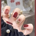 Elegante burgunderrote glänzende künstliche Fingernägel mit handgemalter Tulpe - R805 Samtrose