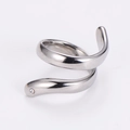 Detailansicht eines silbernen Spiralrings mit einem einzelnen funkelnden Zirkonstein - US 6 / Stahlfarbe