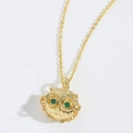 Détail du collier pendentif hibou doré avec des yeux sertis de gemmes vertes - Hibou / Doré