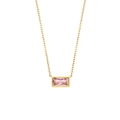 Détail d'un collier en or minimaliste avec un pendentif rectangle en zircon rose - Rose