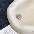 Detailaufnahme des unregelmäßigen silbernen Doppelrings mit lila Marquise-Zirkonia - Lila Zirkonia Unregelmäßige Ohrmanschette / Silber Mit Lila Einzelstück