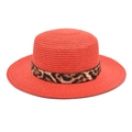 Dettaglio del cappello di paglia a cima piatta con nastro leopardato e perla dorata - M (56-58cm) / Rosso