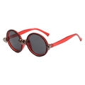 Lunettes de soleil tête de mort avec monture rouge et strass noirs sur fond blanc - Monture Rouge Verre Gris