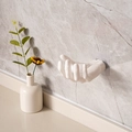 Weißer Wandhaken in Handform selbstklebend für Schlüssel und Kopfhörer auf Marmor - Im Karton / Weiß
