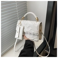 Détail d'un sac à main blanc matelassé avec poignée tressée et petit porte-monnaie - Blanc