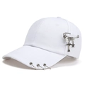 Gorra de béisbol punk blanca con anillos de metal y colgantes de moda urbana - Adulto / Blanco