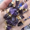 Natural faceted amethyst chili-shaped pendants with golden metal caps in hand - 10x20mm / Purple Crystal