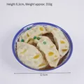 Modelo de dumplings al vapor realistas presentados en un bol de cerámica blanca y azul - Dumplings al Vapor