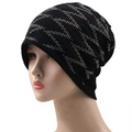 Détail du bonnet noir avec strass arborant un motif élégant de vagues argentées scintillantes - Style Tricoté Noir (07)