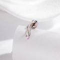 Zilveren engelenvleugel piercing met een roze edelsteen en een schroefsluiting - Zilver Roze Steen Links (Enkel)