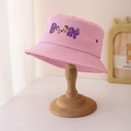 Détail d'un chapeau bob rose en coton pour enfant avec broderie ours violette - 50-52cm (2-6 ans) / Rose
