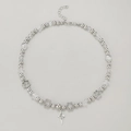 Dettaglio della collana di perle argentate con stelle trasparenti e ciondolo stella - Stile Stella a Quattro Punte / Argento