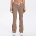 Detail der Schlag-Yogahose mit hoher Taille in Mocca-Braun und weißem V-Kreuz-Bund - S / Kakaobraun