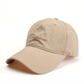 Dettaglio del cappellino da baseball kaki ad asciugatura rapida con ricamo Appreciates - Regolabile / Cachi