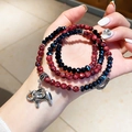 Detailansicht von Rhodochrosit-Kristallarmband mit Silber-Elefanten- und Herzanhängern - Rot-Schwarz Elefant Herz 3-Lagiger Stapelbarer Stil (HB4337)