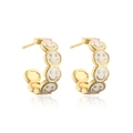 Dettaglio orecchini a C placcati oro 18K con smile in smalto bianco su sfondo bianco - Bianco