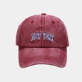 Dettaglio del cappellino vintage in cotone lavato con ricamo New York in rosso bordeaux - Regolabile / Borgogna
