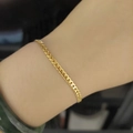Primer plano de la pulsera de cadena cubana en acero de titanio dorado sobre la muñeca - S520 Pulsera de Eslabones / Dorado