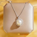 Collier marguerite en perle avec diamants scintillants sur un fond de soie luxueuse - Perles En Dentelle Argentée