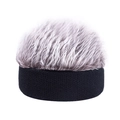 Gros plan d'un bonnet perruque fantaisie avec cheveux gris synthétiques et bande noire. - Taille unique / Perruque Marron