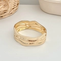 Gepolijste gouden brede manchetarmband met onregelmatig golvend oppervlak en sluiting - Onregelmatige Golf Scharnierende Armband (SL272) / Goud