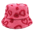 Primer plano del sombrero de pescador de felpa rosa con corazones rojos y textura suave - M (56-58cm) / rosa fuerte