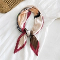 Foulard quadrato plissettato con motivi geometrici in beige e rosso vino - Motivo Casa Bordo Rosso