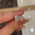 Elegantes pendientes de circonita de corte cojín cuadrado con engaste de garras plateado - Blanco