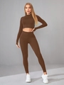 Detail van de bruine naadloze yogaset met duimgaten en een geribbelde hoge tailleband - S / koffiekleur