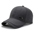 Cappellino da baseball casual grigio scuro da uomo con dettaglio emblema in metallo - Grigio con bordo grigio