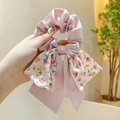 Rosa Satin-Haargummi mit Blumen-Schleife im Balletcore-Stil, händisch präsentiert - Rosa Blumig