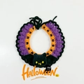 Dettaglio del collare di Halloween per animali lavorato a maglia con nastro viola-arancio e pipistrello - S (15-20cm) / Collare in Maglia Pipistrello Viola