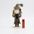 Casse noisette de Noël 38cm en robe grise avec sapin doré et boîte cadeau incluse - Casse-noisette Père Noël en coton et lin gris