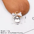 Detail von DIY Schleifenanhänger mit weißem Emaille und quadratischem Kristallanhänger - Weiß