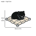 Pin de esmalte de gato negro en almohada con medidas de 24x40mm y peso de 4,5g - Gato Negro Almohada Rayada