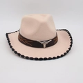 Chapeau de cow-boy en feutre beige avec boucle tête de taureau argentée et cuir - Beige Bordure Noire (Décor Tête de Taureau en Métal)