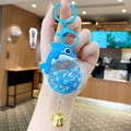 Blauwe dolfijn sleutelhanger met vloeibare glitters, blauwe haak en gouden belletje - Dolfijn / Blauw