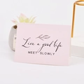 Biglietto d'auguri rosa minimalista con illustrazione di foglie e testo inglese - Vivi Una Buona Vita INCONTRATI LENTAMENTE