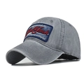 Dettaglio del ricamo blu New York su un cappellino da baseball in cotone grigio lavato - Grigio NEW YORK